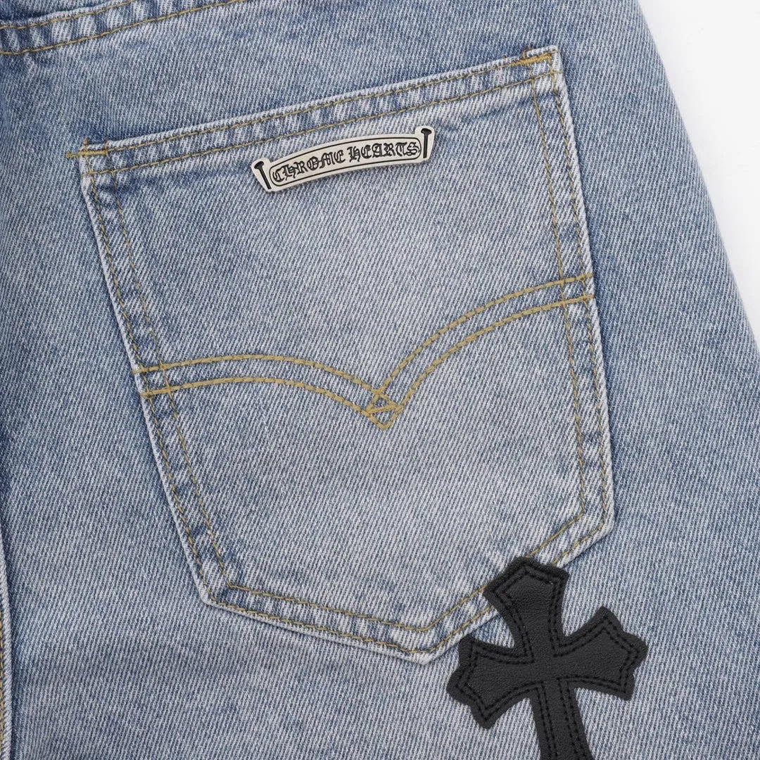 P210 Top version (light blue and black leather) Top version Chrome Hearts jeans with leather blue denim. It is known that chromehearts jeans will use vintage Levis jeans as the base plate for creation. They usually add their own unique silver buckles and silver ornaments, plus leather embellishments. This is what doubles the value of these vintage jeans, because the base plate is Vintage jeans, jeans themselves have become very soft and comfortable after years of baptism. This can be distinguished from ordinary jeans. Regarding the size, you should also refer to the pants data. Style number: 1250# Color: light blue black leather Size: 28 30 32 34 28 Waist 86 Hips 100 Pants length 102 30 Waist 90 Hips 104 Pants length 104 32 Waist 94 Hips 108, pants length 106 34, waist 98, hips 112, pants length 110